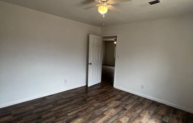 2 beds, 1 bath, 850 sqft, $1,300, Unit B