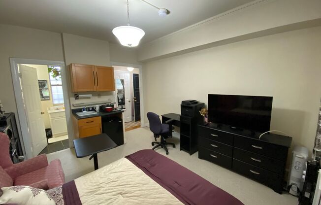 Have Breakfast at Tiffany's! Cozy Studio at The Tiffany! Great Dupont Location on 16th near U Street! Centrally located