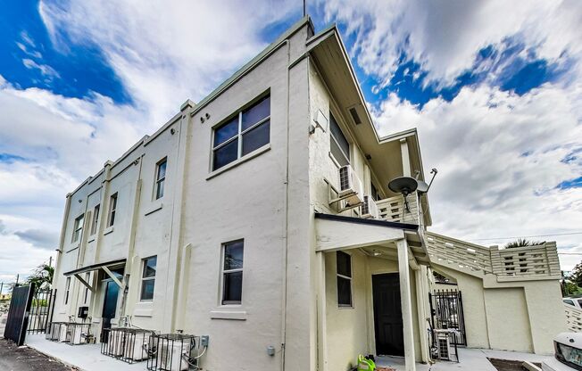 Studio, 1 bath, 400 sqft, $1,600, Unit 50-6