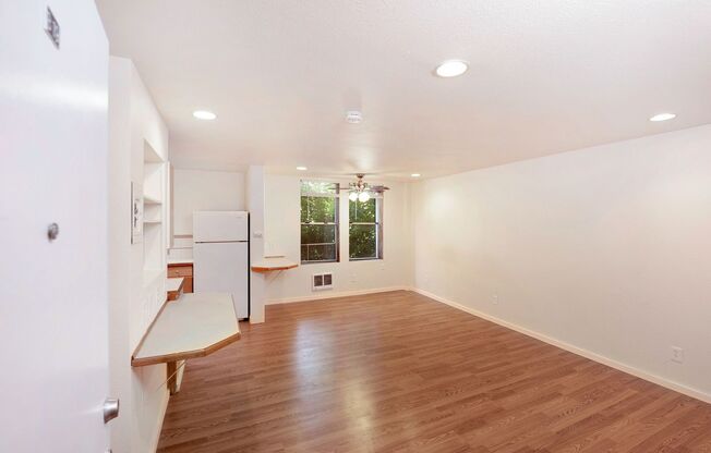 Studio, 1 bath, 400 sqft, $1,195, Unit B19
