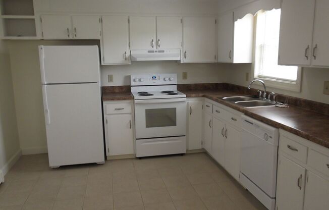 2 beds, 1 bath, 903 sqft, $1,240, Unit G-6