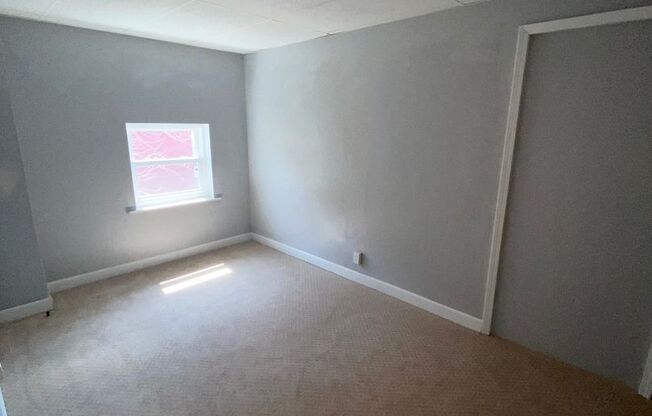 Newly Renovated 2 Bedroom 2 Bathroom Duplex in Hazelwood- New Flooring and Central Air!!