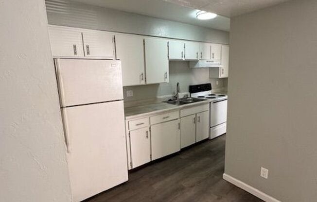 MOVE IN SPECIAL! Central-1 & 2 bedroom apartments