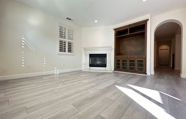 5 Bedrooms and 4.5 bathrooms SFR at Irvine-Woodbury