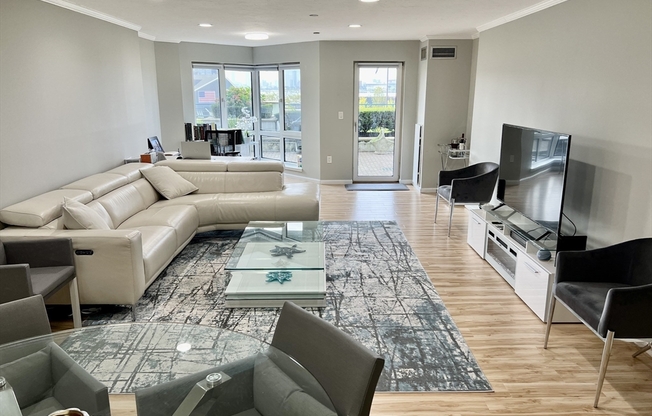 1 bed, 1.5 baths, 1,093 sqft, $3,950, Unit 105