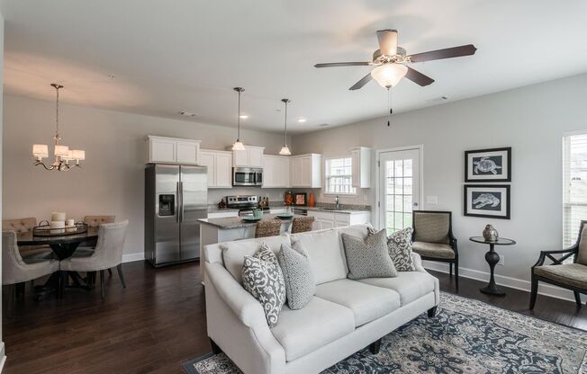 Beautiful Open Concept 2 BR 2.5 Townhome in Old Hickory