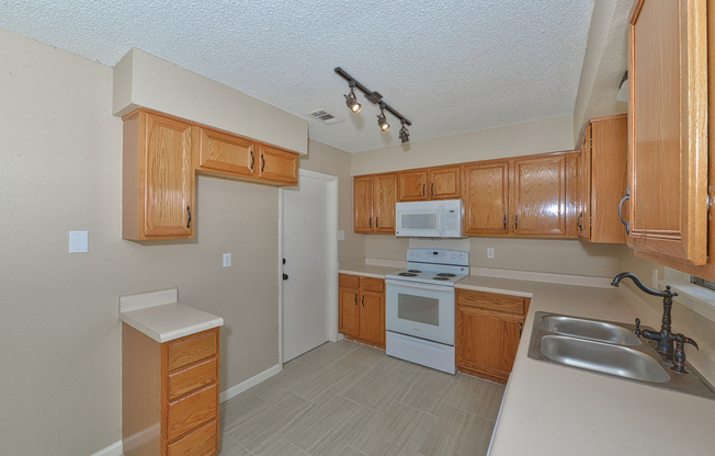 Beautifully remodeled 3 bed - 2 bath in Kirby.