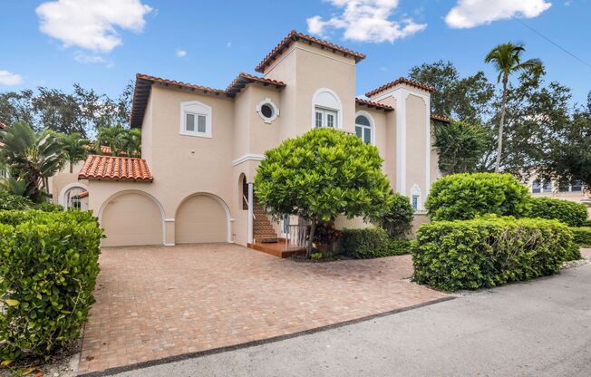 ** OLDE NAPLES ** 3 BED + DEN / 3 BATH - GARAGE - WALK TO BEACH & DOWNTOWN - SHORT TERM RENTAL