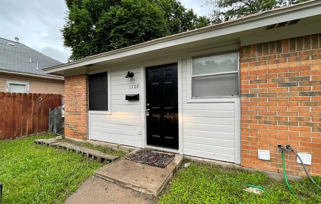 COMING SOON! 2 BEDROOM 1 BATH DUPLEX IN HISTORICAL FAIRMOUNT DISTRICT