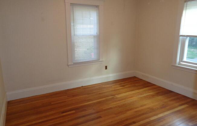 4 LESLIE RD