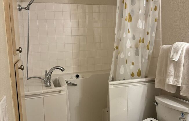 2 beds, 2 baths, $1,850, Unit # 1025