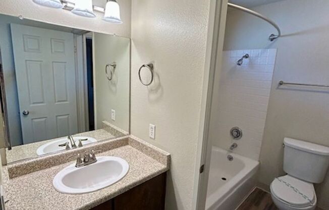 1 bed, 1 bath, 700 sqft, $1,575, Unit 40