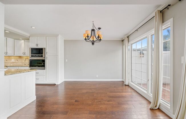 Upgraded 3 bed 2.5 bath Townhome in Newport Beach 1 Mile to the Sand