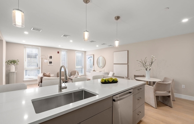 2 beds, 2 baths, 997 sqft, $4,600, Unit 402