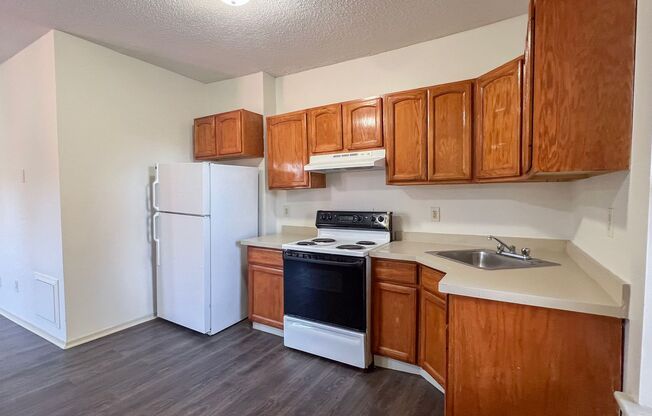 3 beds, 1 bath, $1,700, Unit 2E