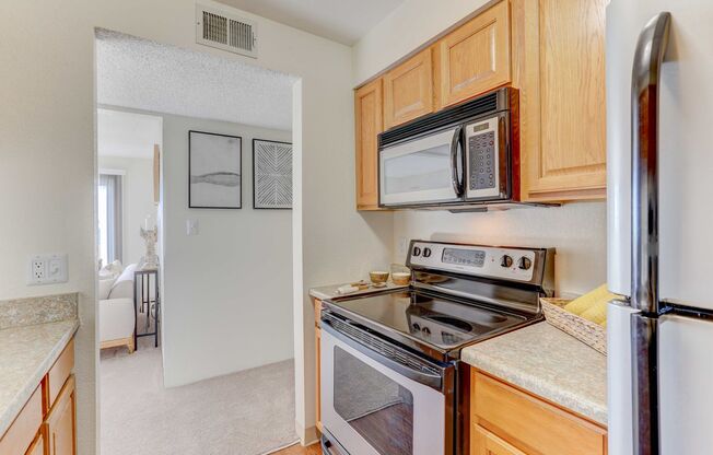 2 beds, 2 baths, 870 sqft, $1,735, Unit 10-112