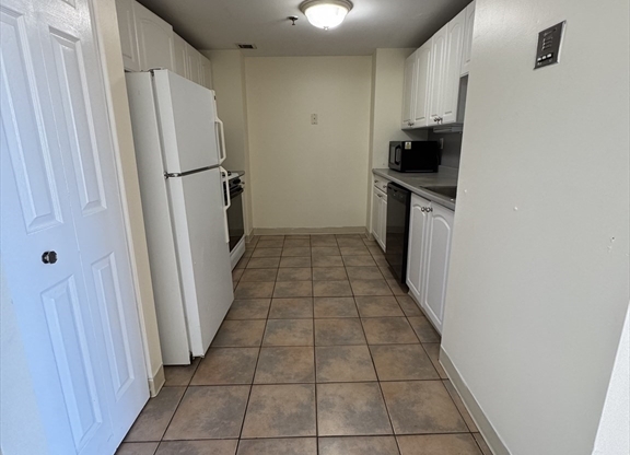 2 beds, 1.5 baths, 943 sqft, $3,000, Unit 905