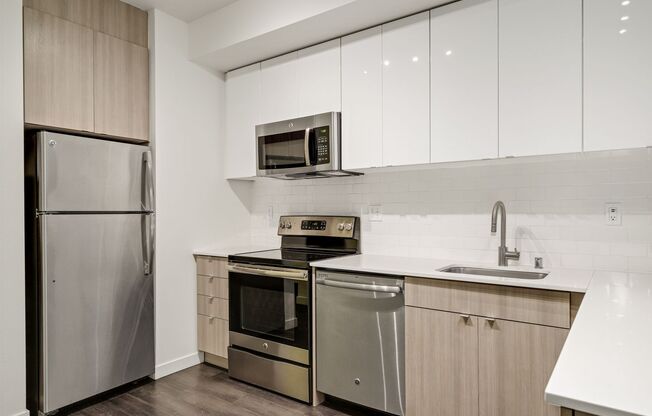 2 beds, 1.5 baths, 837 sqft, $2,595, Unit 326