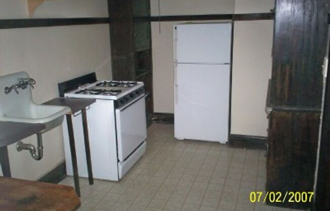 Studio, 1 bath, 450 sqft, $1,140, Unit Unit #D