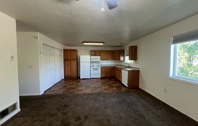 3 beds, 1 bath, $1,200, Unit 690 Richland # 3