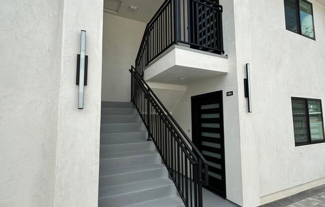 Spacious 1000 Sq. Ft. Single-Floor Back ADU in a 2-Story Duplex – Burbank