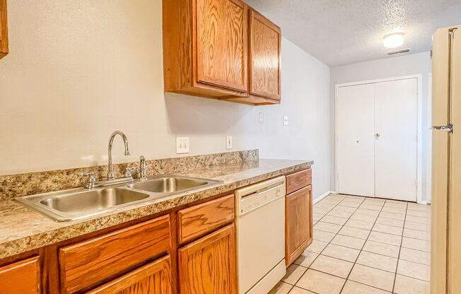 2 beds, 1 bath, 1,021 sqft, $895, Unit B