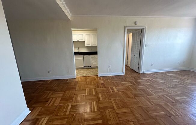 1 bed, 1 bath, 768 sqft, $1,400, Unit Royal York 807