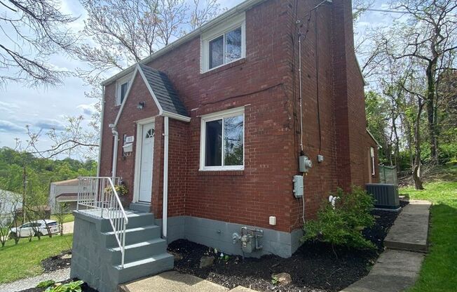 Spacious 3 bed, 1.5 bath single family home with central air - Verona, PA