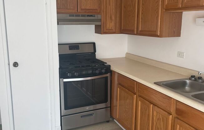 1 bed, 1 bath, 765 sqft, $1,460, Unit Building 12-1C