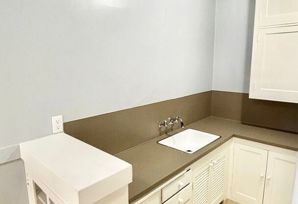 Studio, 1 bath, 305 sqft, $1,015, Unit 407