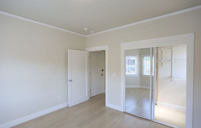 OPEN HOUSE: Sunday (7/6) 1:00pm-1:30pm. Contemporary, bright 1BR/1BA on the west side of Lake Merritt in Oakland's Civic Center neighborhood (1568 Madison #12A)
