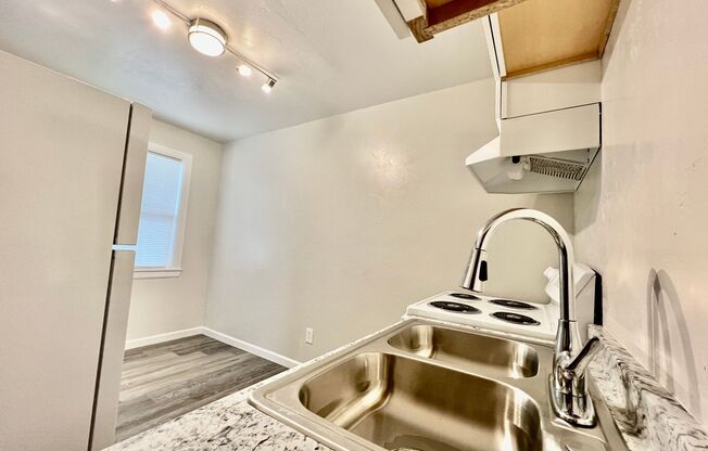 2 beds, 1 bath, 700 sqft, $725, Unit APT 4