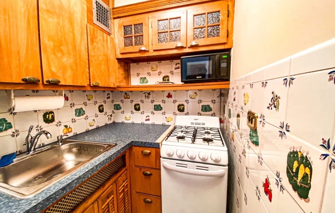 335 E 51 ST