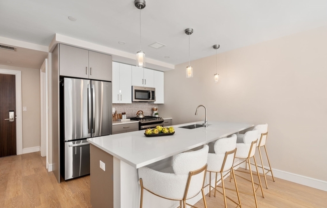 2 beds, 2 baths, 997 sqft, $4,600, Unit 402