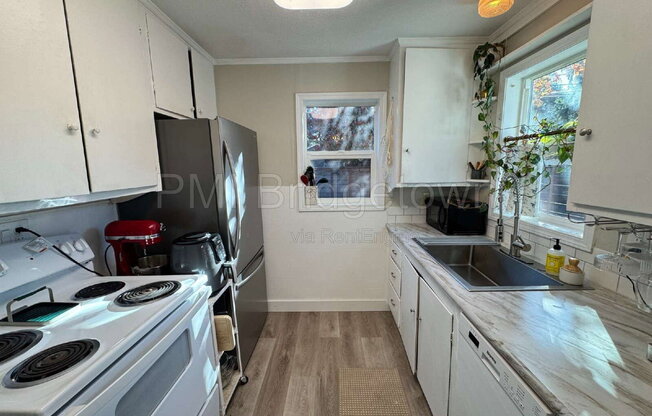 2 beds, 1 bath, 904 sqft, $2,190