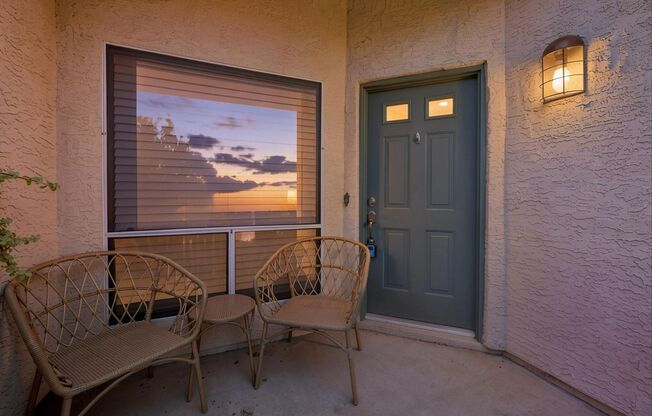 Downtown Dream minutes to Baseball, Basketball, Concerts, AZ Science Center and ASU. This completely remodeled 2 bedroom, 2 bathroom with split floor plans is READY NOW!!