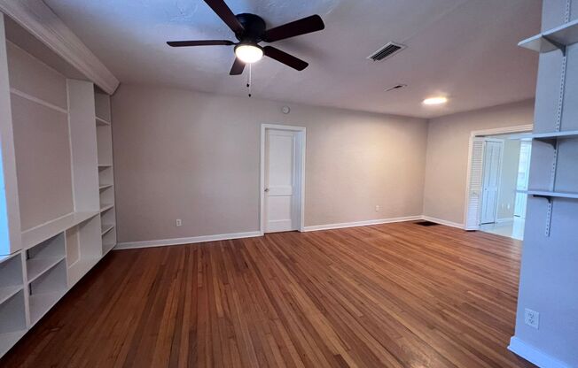 2/2 House Walking Distance to Campus - Available Fall 2026! *Application Pending*