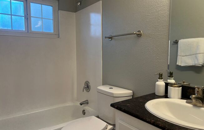 2 beds, 1 bath, 850 sqft, $2,575, Unit 801E