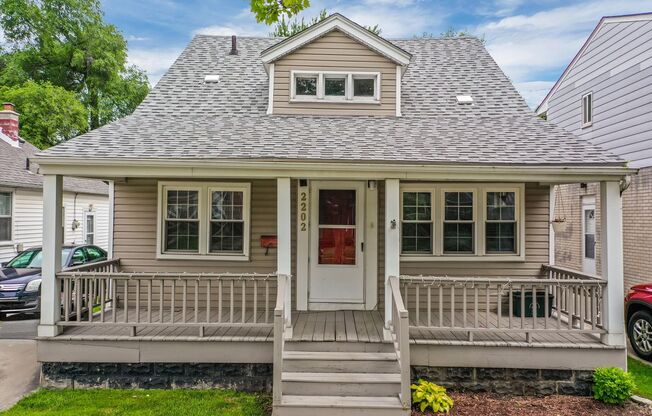 2202 Hollywood, Grosse Pointe Woods, MI 48236