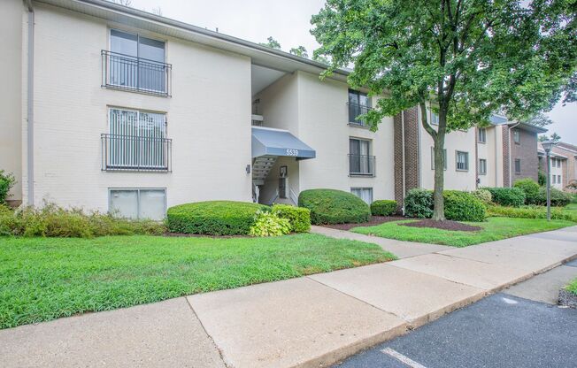 Beautiful Top Floor 1 Bedroom Condo in Columbia!