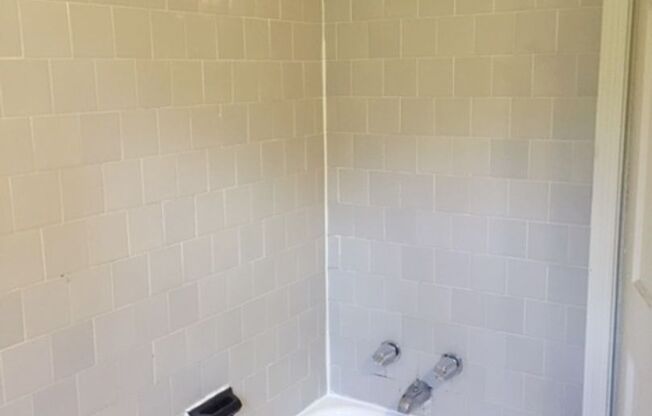 2 beds, 1 bath, 800 sqft, $1,695, Unit B21