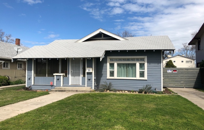 Beautiful 3 bedroom 2 bathroom home located near downtown Merced!!