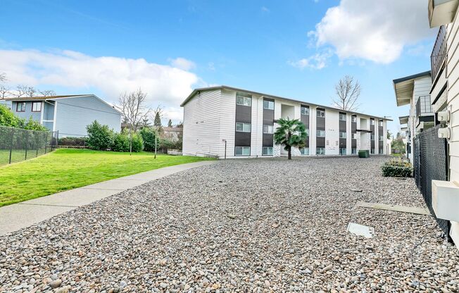 2 beds, 1 bath, 880 sqft, $1,395, Unit #1