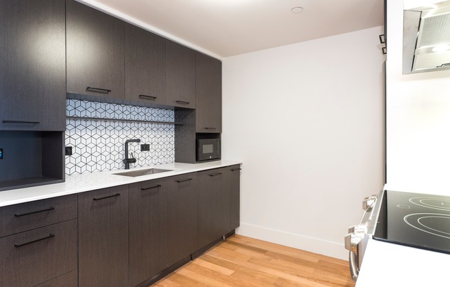 2 beds, 1 bath, $9,000, Unit 9E
