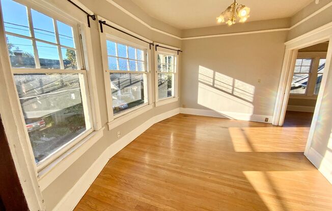 Unique Vintage 1 Bedroom 1 Bath Apartment in Beautiful Old Portland Style Building