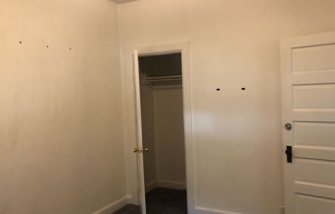 2 beds, 1 bath, $810, Unit B