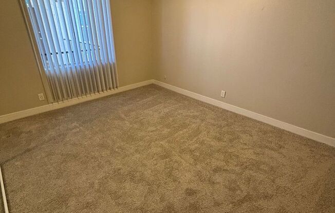 2 beds, 1 bath, 930 sqft, $2,600, Unit 076