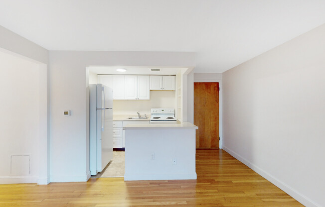 2 beds, 1 bath, 700 sqft, $2,300, Unit 23