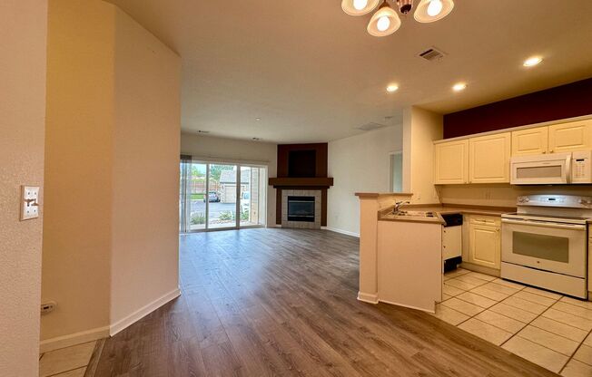 2 BD 2 BA Apartment in Littleton!! POOL!! Available NOW!!!