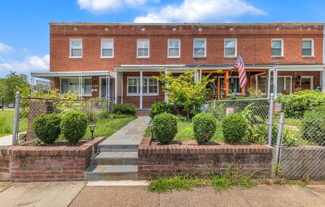 Charming townhome just two blocks from vibrant Mount Vernon Avenue in Del Ray!